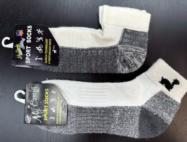 Alpaca ankle sock with and without alpaquita logo
